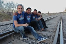 Jon Sistiaga Posa Acompañado Con La Camiseta 'La Bestia'