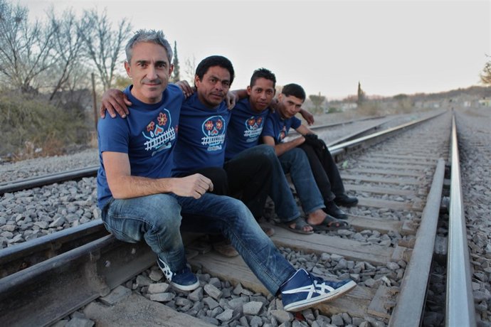 Jon Sistiaga Posa Acompañado Con La Camiseta 'La Bestia'