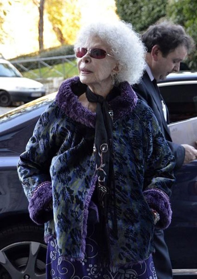 La Duquesa De Alba Saliendo Del Coche