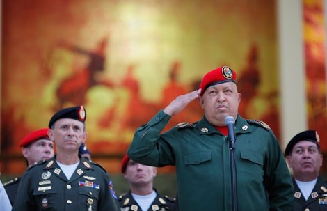 Hugo Chávez Junto A Militares Venezolanos.