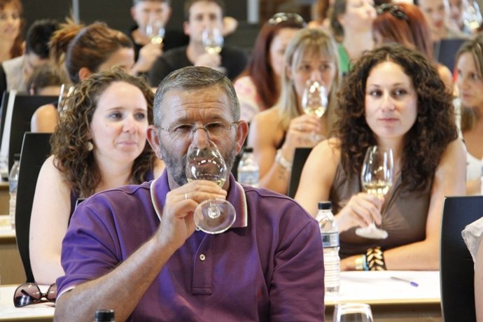 Un Grupo De Enoturistas