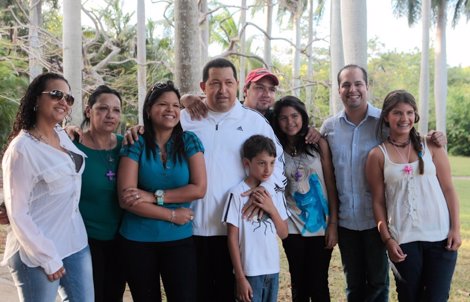Hugo Chávez Con Su Familia En Cuba.