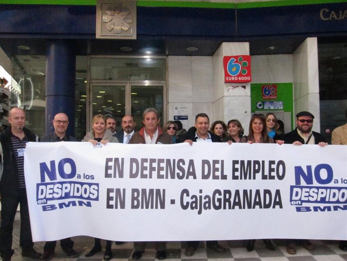Trabajadores De Cajagranada Se Concentran Contra Los Despidos