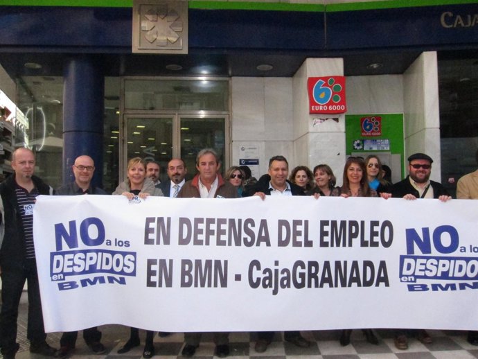 Trabajadores De Cajagranada Se Concentran Contra Los Despidos