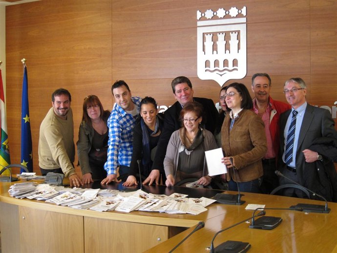 Montes Y Bergés, Junto Con Los Responsables De Los Bares Premiados Por Barrios