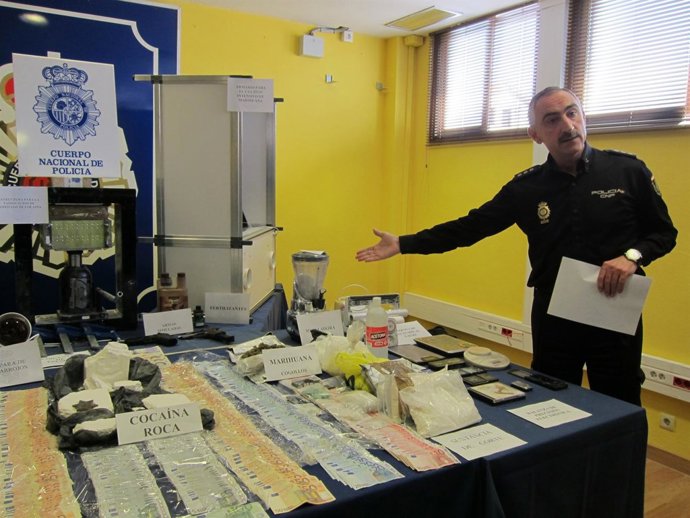 El Jefe Superior De La Policía Nacional Junto A La Droga Y El Dinero Incautado 