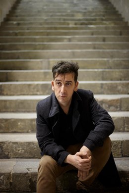 Javier Calvo Presenta Su Novela 'El Jardín Colgante'