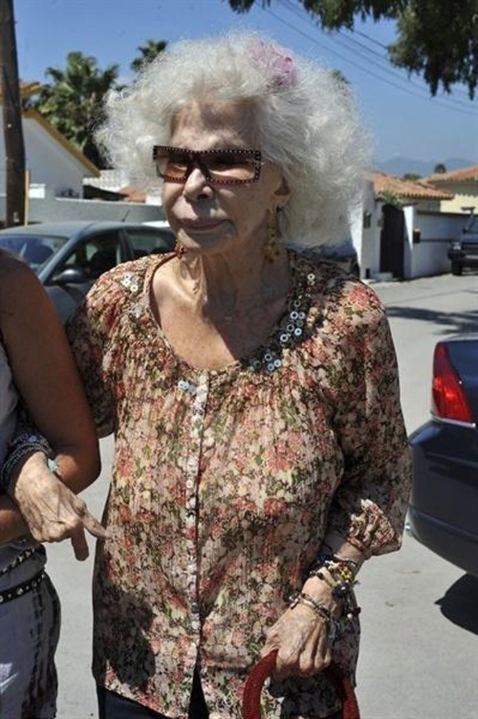 La Duquesa De Alba Andando Por La Calle