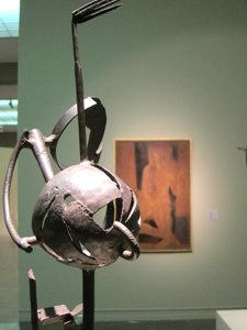 Una Obra De Julio González Con Un Cuadro De Su Hija Roberta Al Fondo