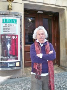 El Actor Rafael Álvarez, 'El Brujo', Junto Al Teatro Principal