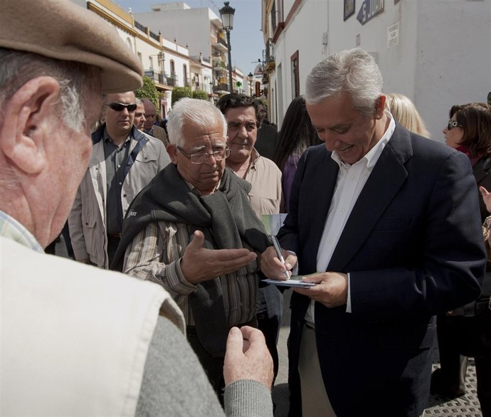 JAVIER ARENAS EN TOMARES FIRMANDO PROPAGANDA ELECTORAL