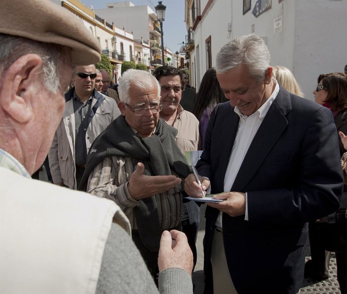 JAVIER ARENAS EN TOMARES FIRMANDO PROPAGANDA ELECTORAL