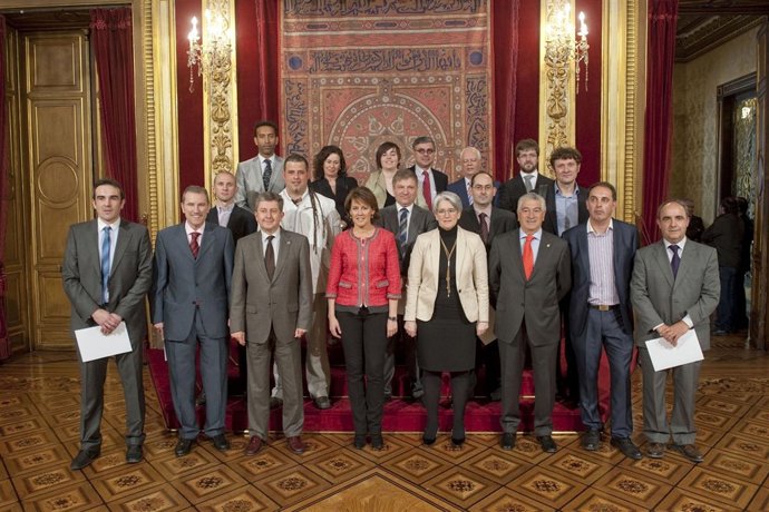 Barcina, Miranda Y Goicoechea Con Representantes De Las Empresas.