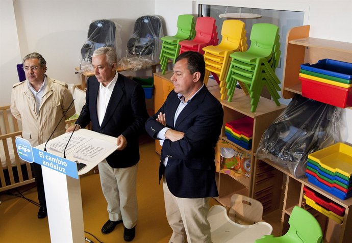 Zoido, con Arenas y Sanz, en un acto en Tomares