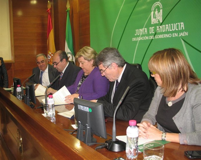 Clara Aguilera Durante La Firma Del Acuerdo Con Infaoliva Y Faeca.