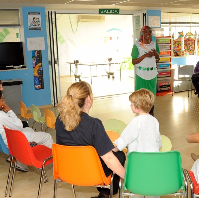 La Cantante Cubana Lucrecia Visita El Hospital Materno Infantil