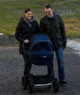 La Princesa Victoria Paseando Junto A Su Marido Y Su Hija