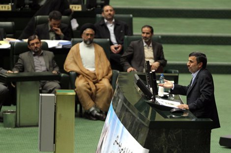   El Presidente Iraní, Mahmud Ahmadineyad, En El Parlamento Iraní