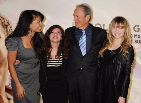 Clint Eastwood Con Su Mujer E Hijas