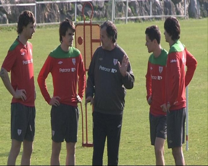 Marcelo Bielsa Habla Con Sus Jugadores