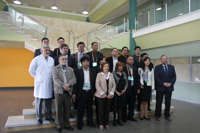 Gálvez Y Pérez Con Los Participantes En El Encuentro De Firmas Chinas Y Andaluza