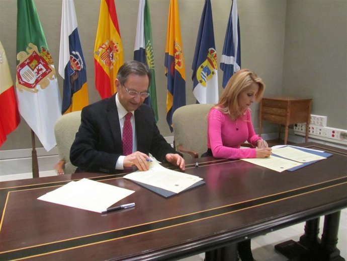 Antonio Castro Y Australia Navarro, Durante La Firma Del Convenio