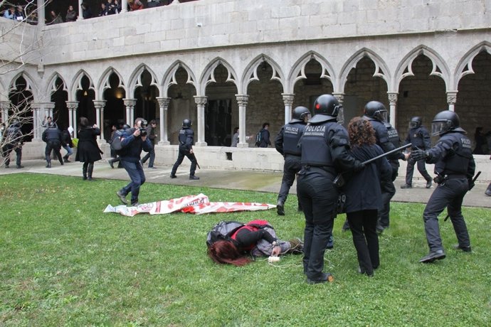 Carga Contra Manifestantes En La Visita Del Pte.A.Mas A La Udg