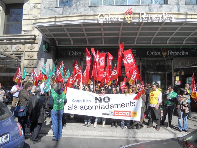 Empleados De BMN Protestan Ante Despidos En Barcelona