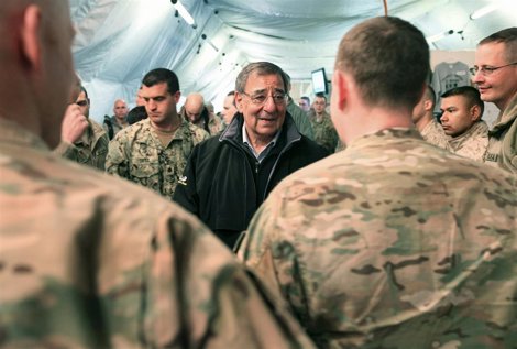 León Panetta Conversa Con Marines De EEUU En Afganistán