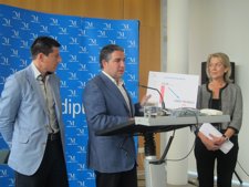 Bendodo, Acompañado Por Oblaré Y Caracuel, Muestra Una Tabla De La Deuda