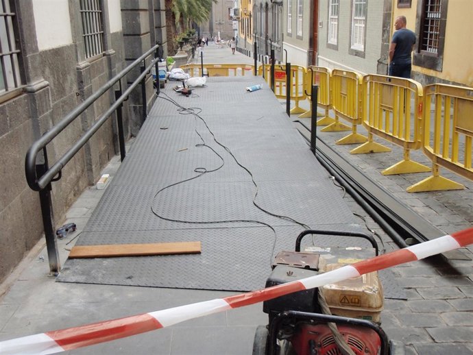 Plataforma Fija Para Adaptar Las Casas Consistoriales A La Accesibilidad  