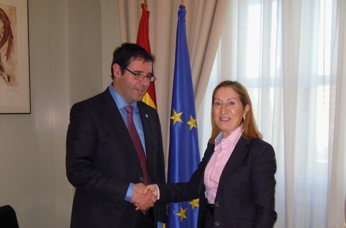 El Presidente De La Diputación De Cuenca Con La Ministra De Fomento