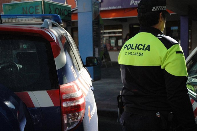 Foto De Agentes De La Policía Local Durante La Inspección