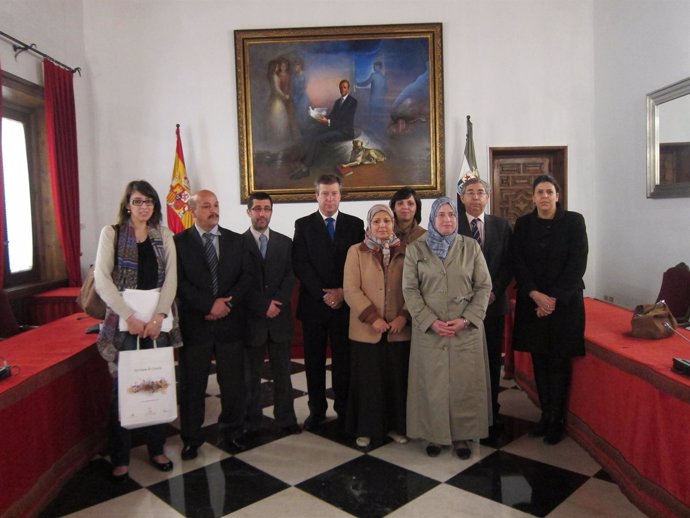 El Diputado De Turismo Con Delegación De Artesanos De Argelia