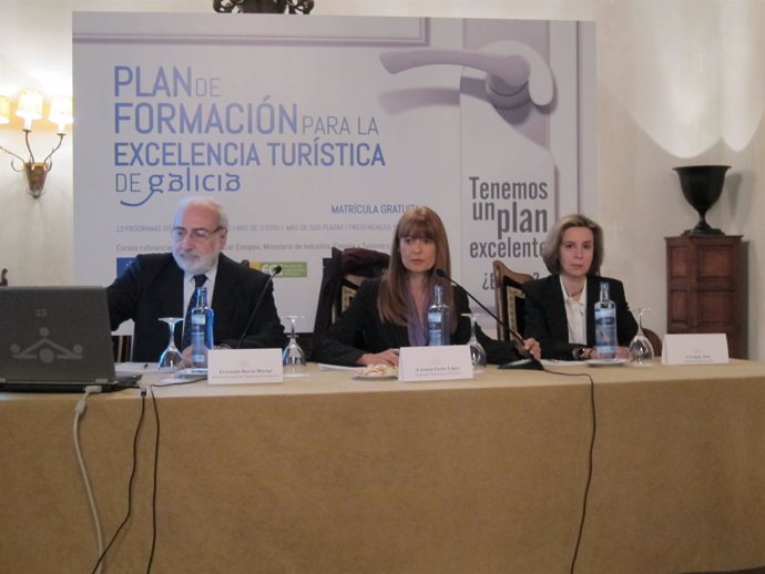 Carmen Pardo López (En El Medio) Durante La Presentación Del Plan De Formación