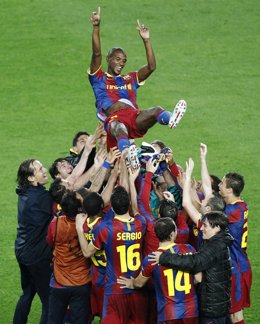 Abidal, Manteado Por Sus Compañeros