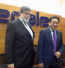 Cecale Y Embajador De Vietnam