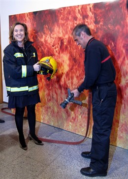 Gamarra Se Prueba El Traje De Bombero Disponible En El 'Photocall' De La Muestra