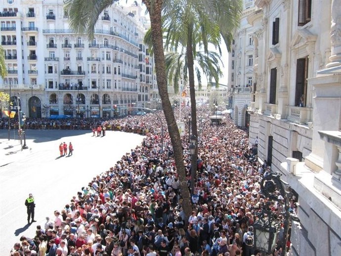 Foto de archivo de la espera para el disparo de la Mascletà
