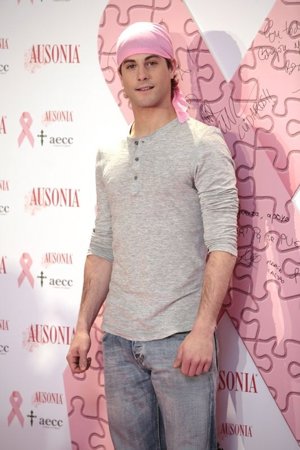 Luis Fernandez En Un Campaña De Apoyo Al Cáncer