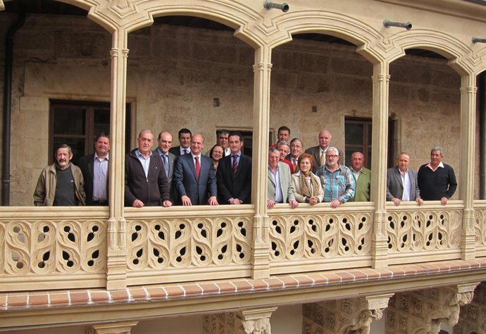 EL Presidente De La Diputación Con Los 20 Alcaldes