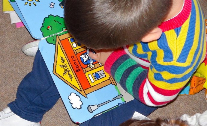 Niño Leyendo Cuento