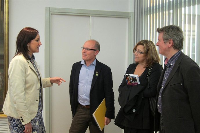 La Consellera Catalá Con Los Responsables De Escola Valenciana