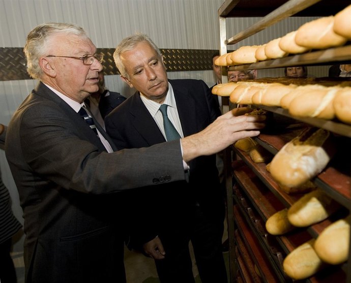JAVIER ARENAS EN UNA FABRICA DE PAN EN VIATOR ALMERIA