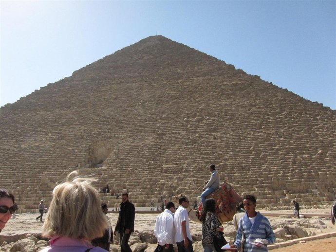 Turistas En Las Pirámides De Egipto