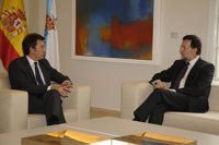 Rajoy elogia la fusión de dos ayuntamientos gallegos y asegura que toma "buena nota"