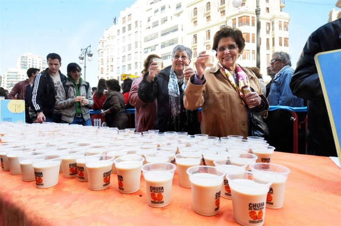 Reparten 8.000 Consumiciones De Horchata En La Calle Xàtiva.