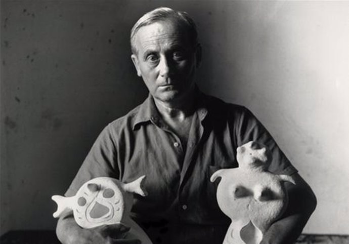 Joan Miró Con Dos Esculturas