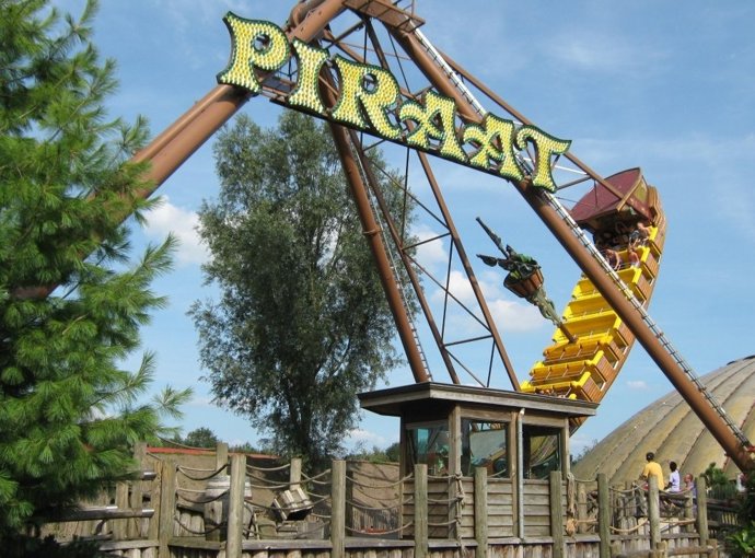 Atracción Del Parque De Atracciones Slagharen En Holanda