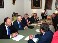 Griñan no permitirá, a diferencia del PP, que la educación privada "sustraiga ni un solo euro de la pública"